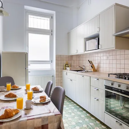 Charles Apartment